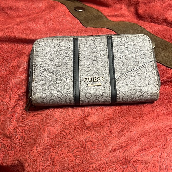 Guess wallet minor tear on the leather - Picture 1 of 5